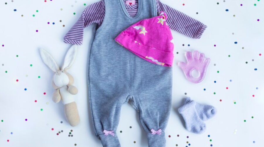 Combien de vêtements faut-il vraiment pour un nouveau-né ?